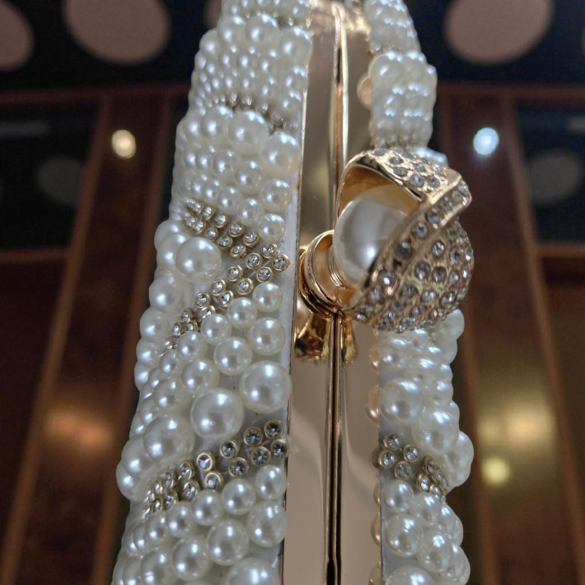 Bolso de mano con cuentas de perlas y correa de cadena – Elegante bolso de novia