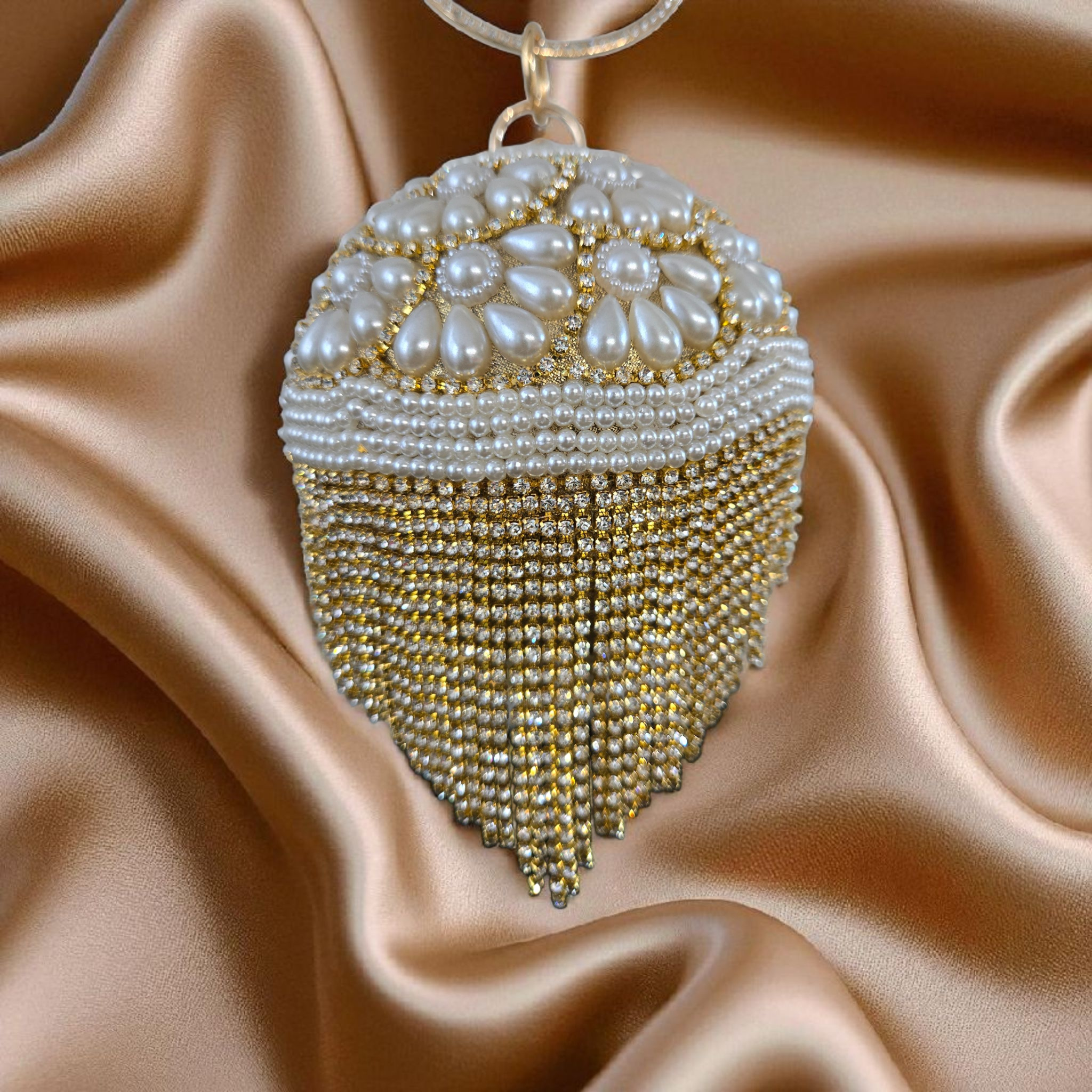 Bolso de mano de lujo para novia con flecos dorados y perlas florales.