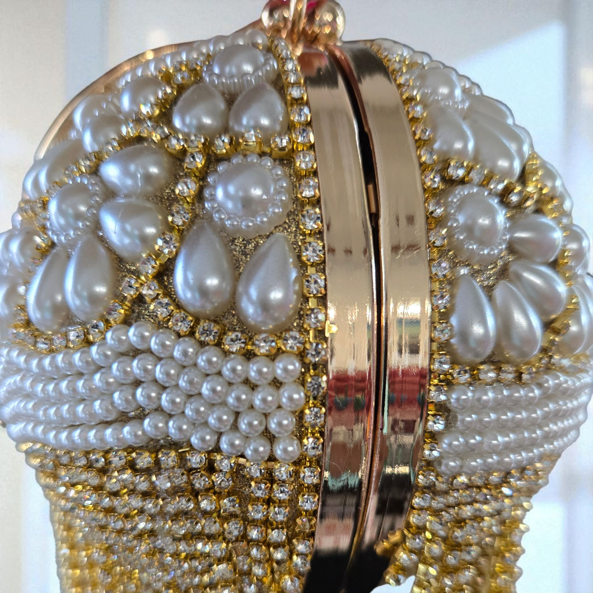 Bolso de mano de lujo para novia con flecos dorados y perlas florales.