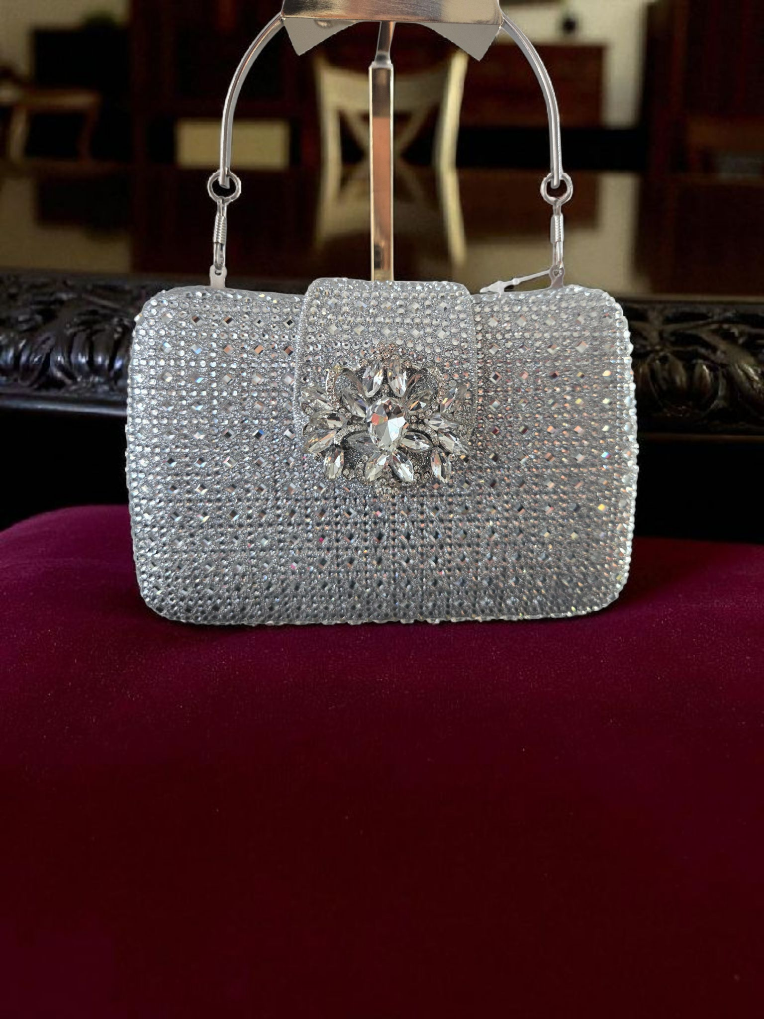 Crystal Floral Clasp Clutch – Luxury Silver Rhinestone Evening Bag