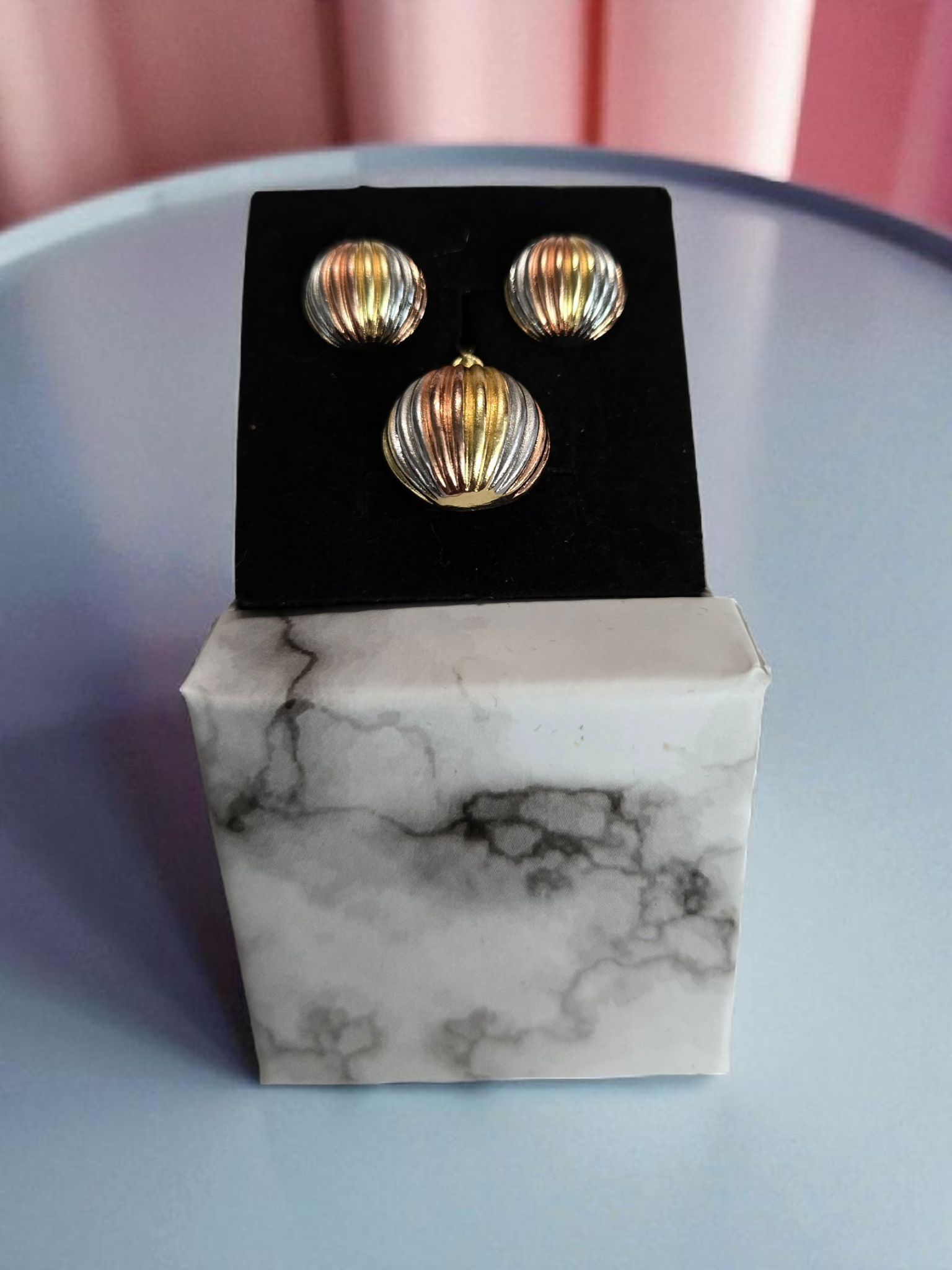 Tri-Tone Ribbed Jewelry Set – Earrings & Pendant in Gold, Silver & Rose Gold