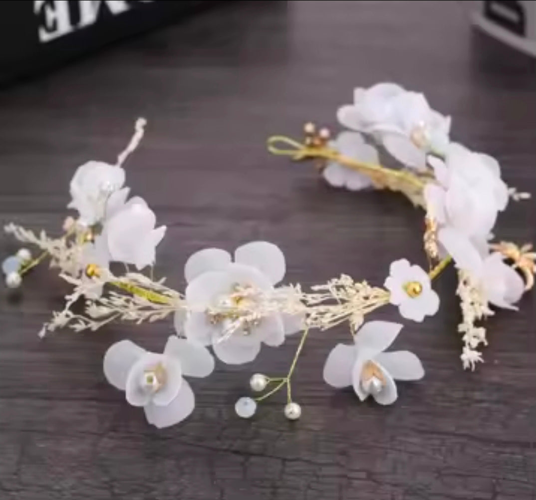 Handcrafted Floral Bridal Headpiece – Soft White Orchid & Pearl Wedding Crown