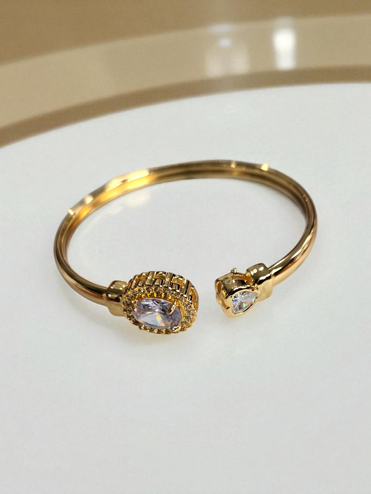 Pulsera rígida dorada con cristales ovalados y en forma de lágrima – Joyería House of GVHD