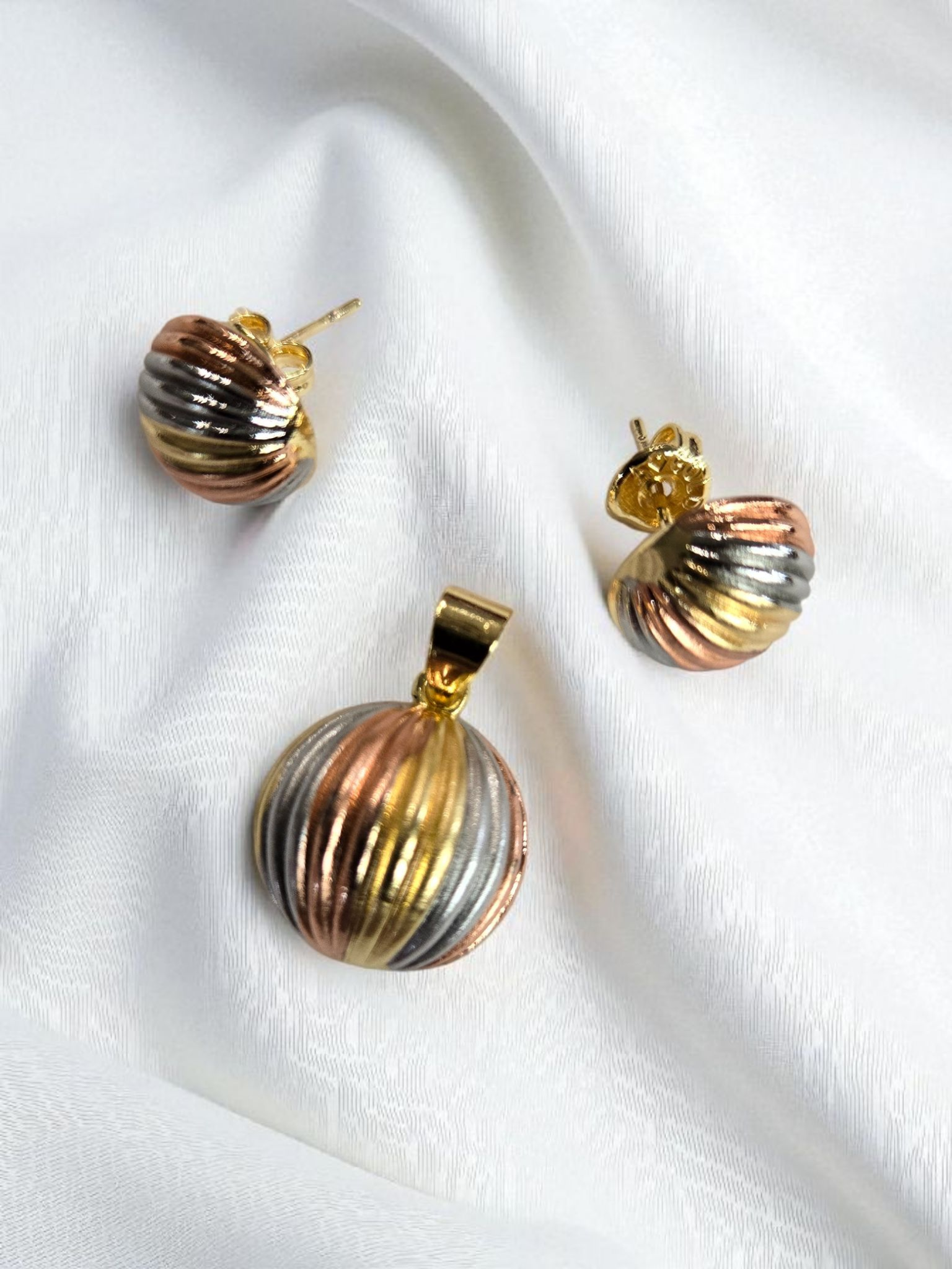 Tri-Tone Ribbed Jewelry Set – Earrings & Pendant in Gold, Silver & Rose Gold