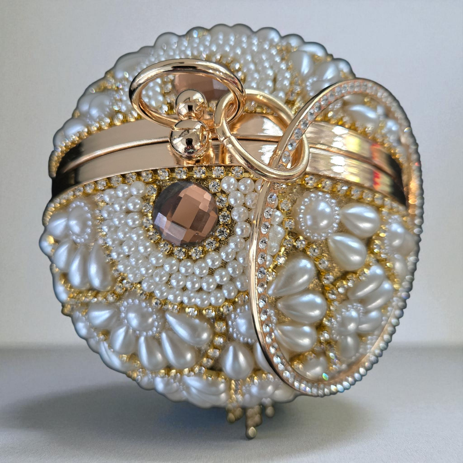 Bolso de mano de lujo para novia con flecos dorados y perlas florales.