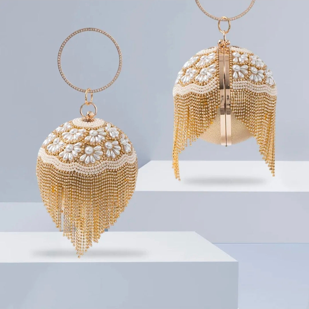 Bolso de mano de lujo para novia con flecos dorados y perlas florales.