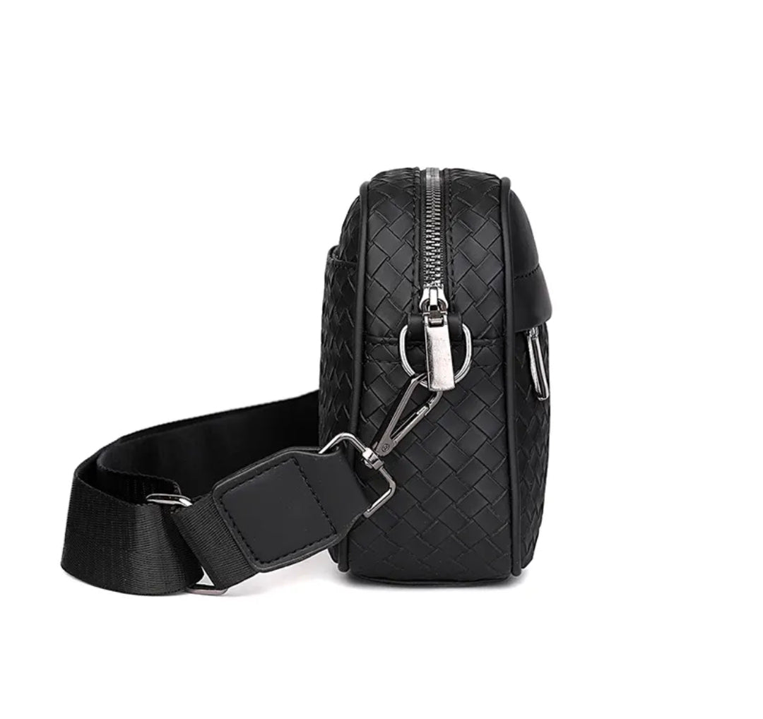 Men’s Woven Pattern Leather Crossbody Bag – Black Minimalist Design